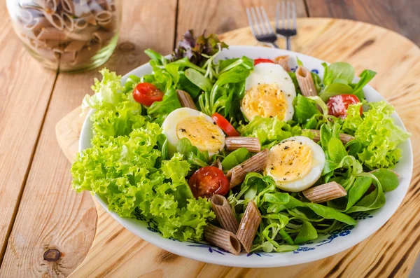 Salada de ovo de macarrão fresco — Fotografia de Stock