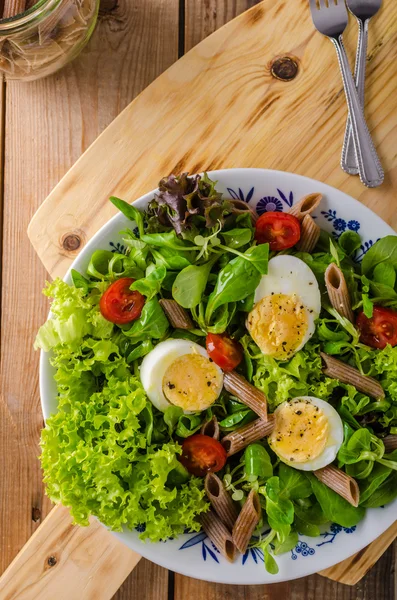 Salada de ovo de macarrão fresco — Fotografia de Stock