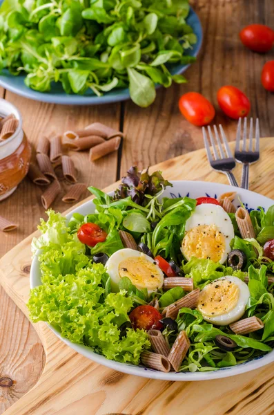 Salada de ovo de macarrão fresco — Fotografia de Stock