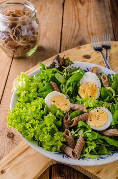 Salada de ovo de macarrão fresco — Fotografia de Stock