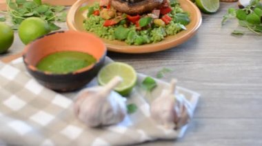 Kireç, kırmızı biber, yeşil daldırma soslu ızgara domuz eti