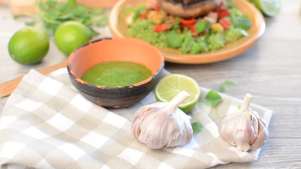 Cerdo a la parrilla con lima, chile, salsa verde — Vídeos de Stock