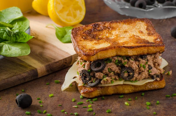French toast with tuna and olives — Stock Photo, Image