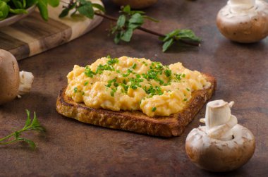 Sahanda yumurta tost