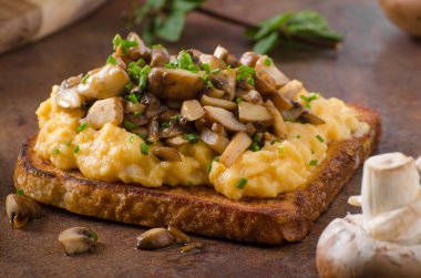 Sahanda yumurta tost