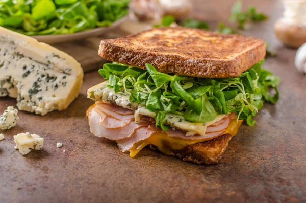 Ensalada de queso azul tostado francés y jamón —  Fotos de Stock