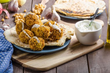 Falafel naan ekmek kızarmış