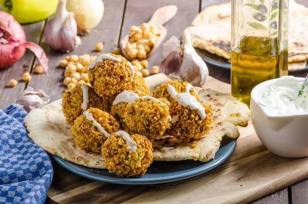 Falafel fritto sul pane naan — Foto Stock