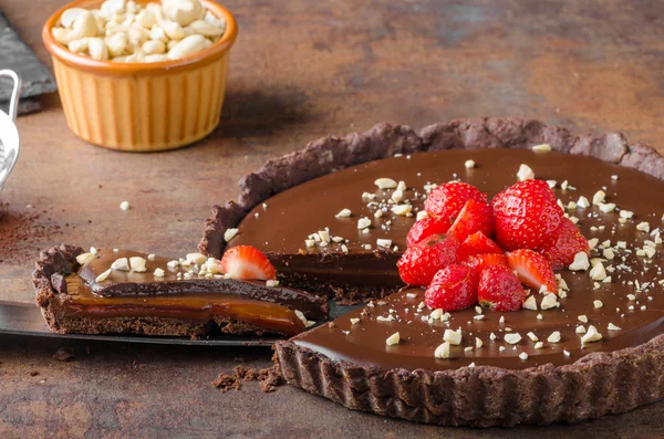 Вкусный карамельный шоколадный пирог — стоковое фото