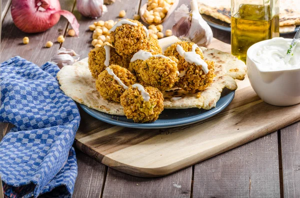 Falafel fritto sul pane naan — Foto Stock