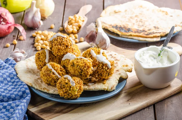 Falafel fritto sul pane naan — Foto Stock