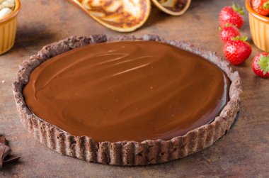 Lezzetli karamelli çikolata tart