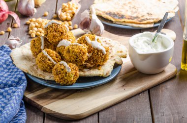 Falafel naan ekmek kızarmış