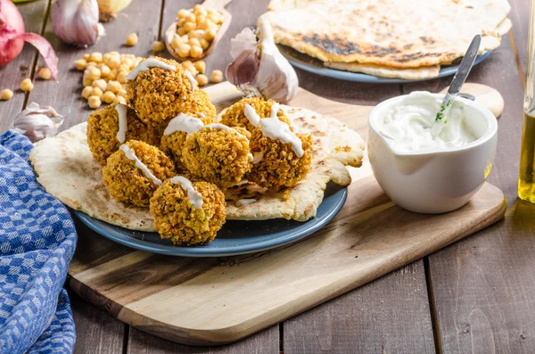 Falafel fritto sul pane naan — Foto Stock