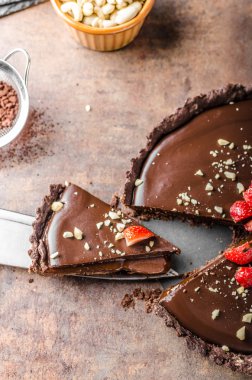 Lezzetli karamelli çikolata tart