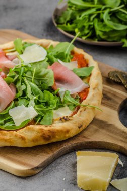 Rustik parma jambonu pizza