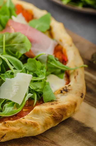 Pizza de presunto de parma rústico — Fotografia de Stock