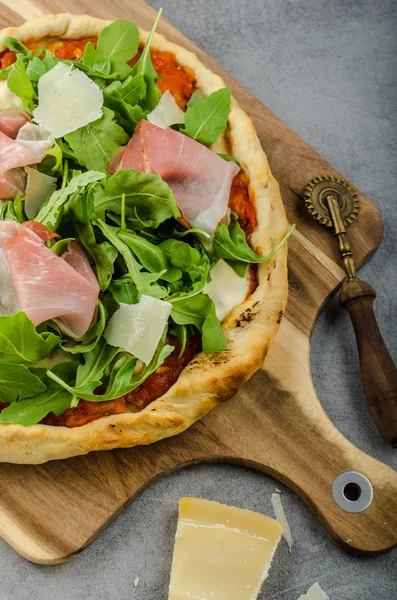 Rustieke parma ham pizza — Stockfoto