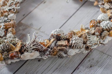 Doğal malzemeden yapılmış güzel çelenkler.