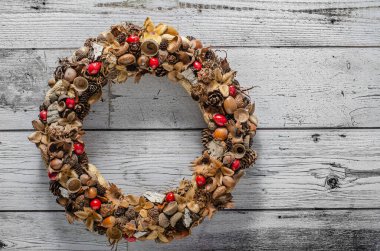 Doğal malzemeden yapılmış güzel çelenkler.