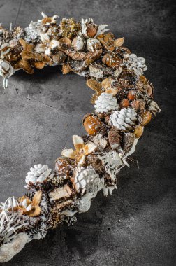 Doğal malzemeden yapılmış güzel çelenkler.