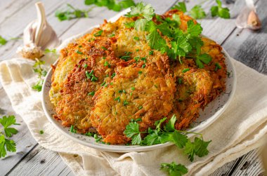 Taze patates yemeği, tavada kızartılmış sarımsaklı gözleme.