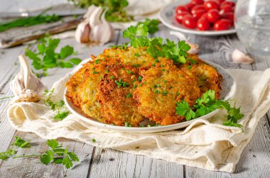 Taze patates yemeği, tavada kızartılmış sarımsaklı gözleme.