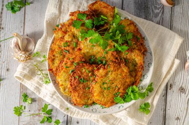 Taze patates yemeği, tavada kızartılmış sarımsaklı gözleme.