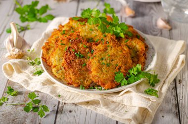 Taze patates yemeği, tavada kızartılmış sarımsaklı gözleme.