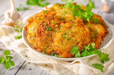 Taze patates yemeği, tavada kızartılmış sarımsaklı gözleme.