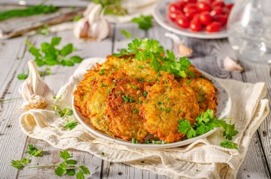 Taze patates yemeği, tavada kızartılmış sarımsaklı gözleme.