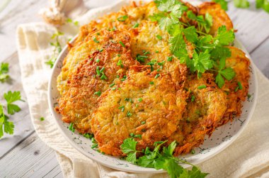 Taze patates yemeği, tavada kızartılmış sarımsaklı gözleme.