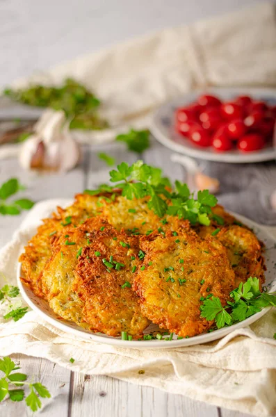 Patate Fresche Frittelle Croccanti Fritte Sulla Padella Con Aglio — Foto Stock