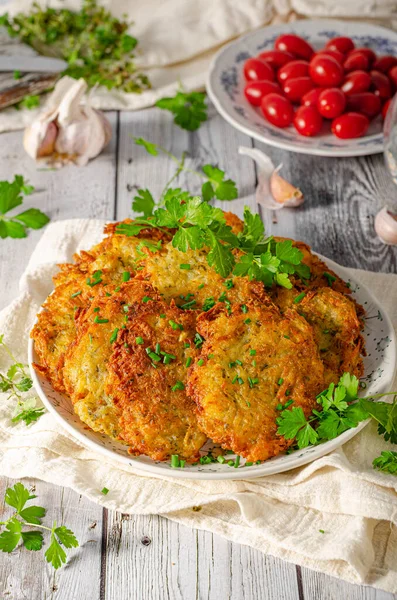 Patate Fresche Frittelle Croccanti Fritte Sulla Padella Con Aglio — Foto Stock