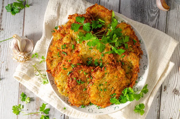 Färsk Potatis Mat Krispiga Pannkakor Stekta Pan Med Vitlök — Stockfoto