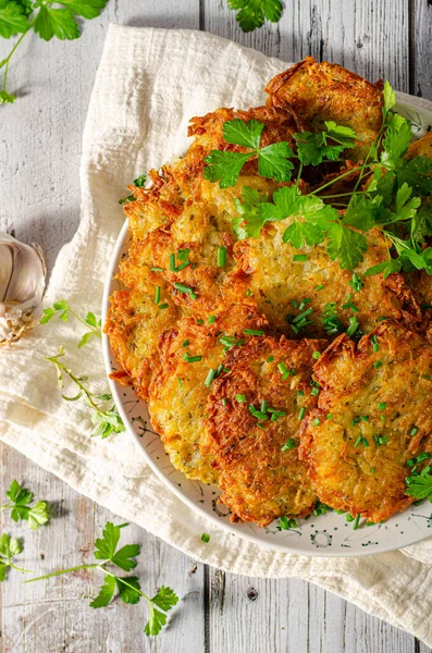 Patate Fresche Frittelle Croccanti Fritte Sulla Padella Con Aglio — Foto Stock