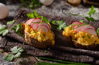 Çırpılmış yumurta ve çıtır turplu taze ev yapımı ekmek.