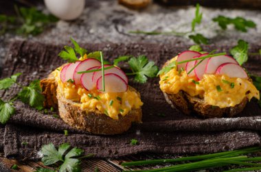 Çırpılmış yumurta ve çıtır turplu taze ev yapımı ekmek.