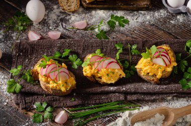 Çırpılmış yumurta ve çıtır turplu taze ev yapımı ekmek.