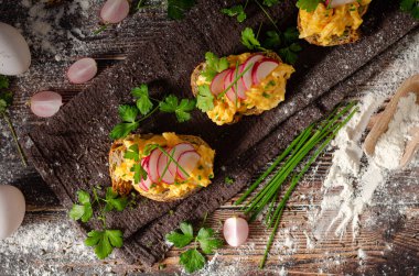 Çırpılmış yumurta ve çıtır turplu taze ev yapımı ekmek.