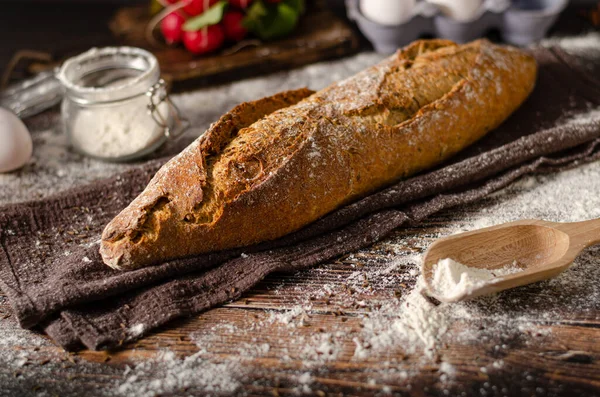 Heerlijke Zelfgemaakte Volkoren Stokbrood Met Zaden — Stockfoto