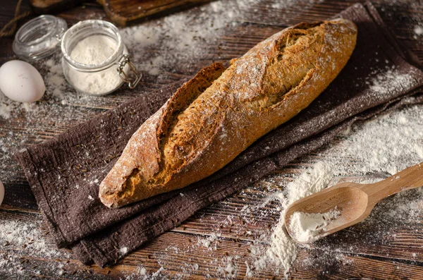 Heerlijke Zelfgemaakte Volkoren Stokbrood Met Zaden — Stockfoto