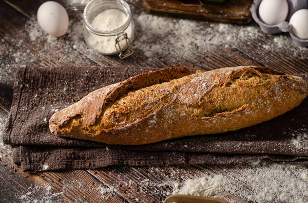 Heerlijke Zelfgemaakte Volkoren Stokbrood Met Zaden — Stockfoto