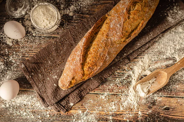 Heerlijke Zelfgemaakte Volkoren Stokbrood Met Zaden — Stockfoto