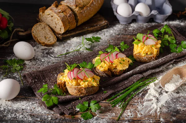 新鲜的自制面包 配上炒鸡蛋和脆萝卜 — 图库照片