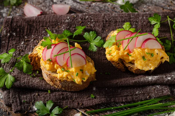 Frisches Hausgemachtes Brot Mit Rührei Und Knusprigen Radieschen — Stockfoto