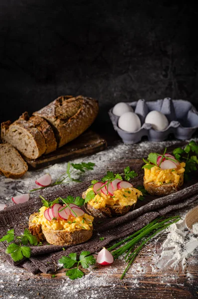 Pão Caseiro Fresco Com Ovos Mexidos Rabanetes Crocantes — Fotografia de Stock
