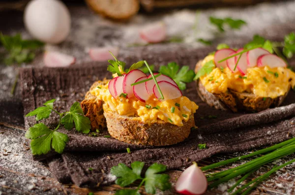 Vers Zelfgemaakt Brood Met Roerei Knapperige Radijs — Stockfoto