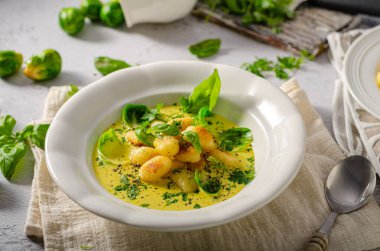 Köri soslu gevrek gnocchi ve Brüksel lahanası.