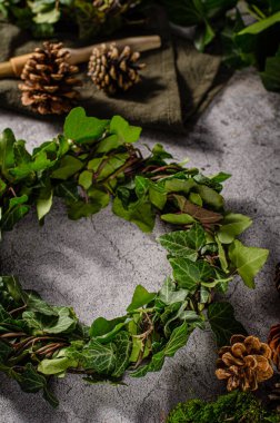 Ormandan toplanmış güzel eş çelenkler.